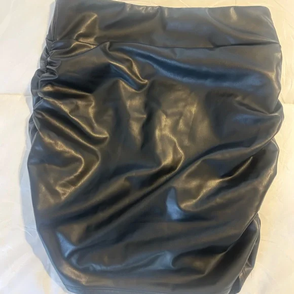 HALARA Black Mini Skirt with Tummy Control
with BUILT-IN SHORTS 
NWT - Size M - Picture 2 of 8